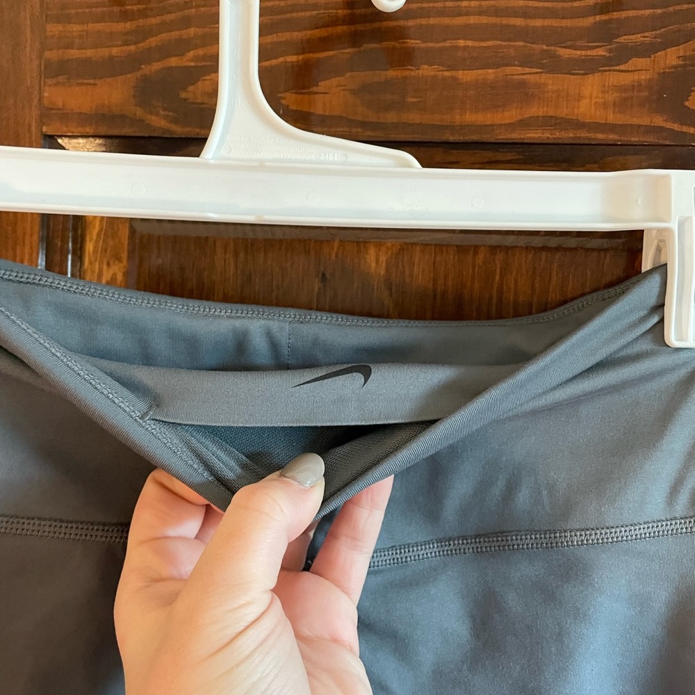 SOLD- NWOT Nike dri-fit cropped leggings - Picture 5 of 5